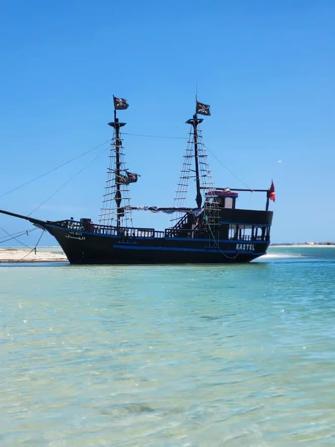 Journée bateau pirate & plage de sable blanc à Zarzis (départ Djerba)
