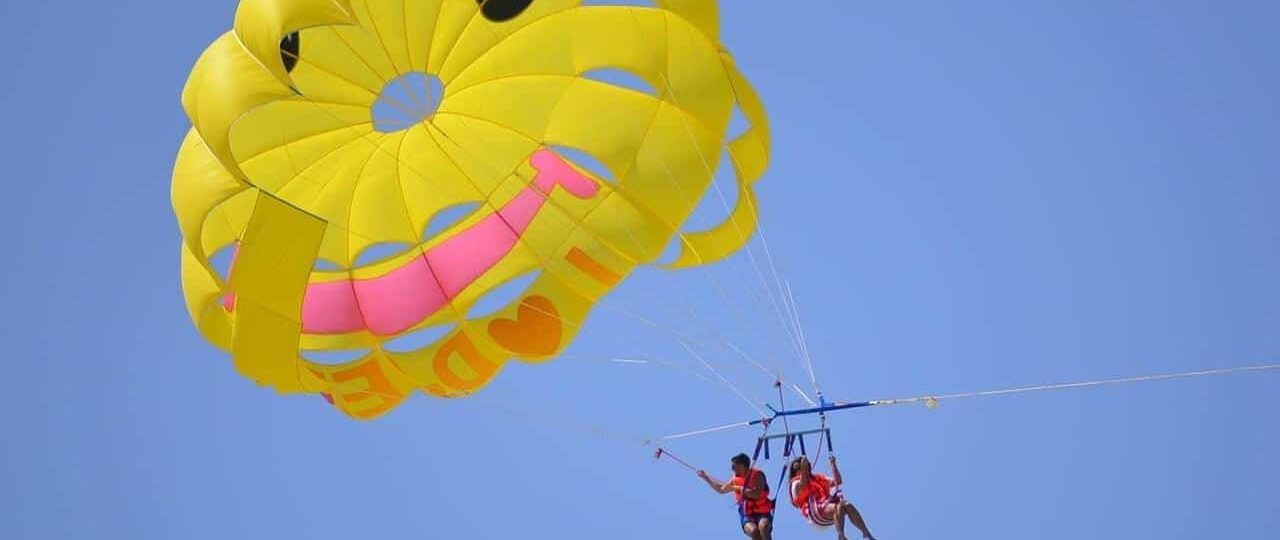 Touriste s'amusant en Parasailing