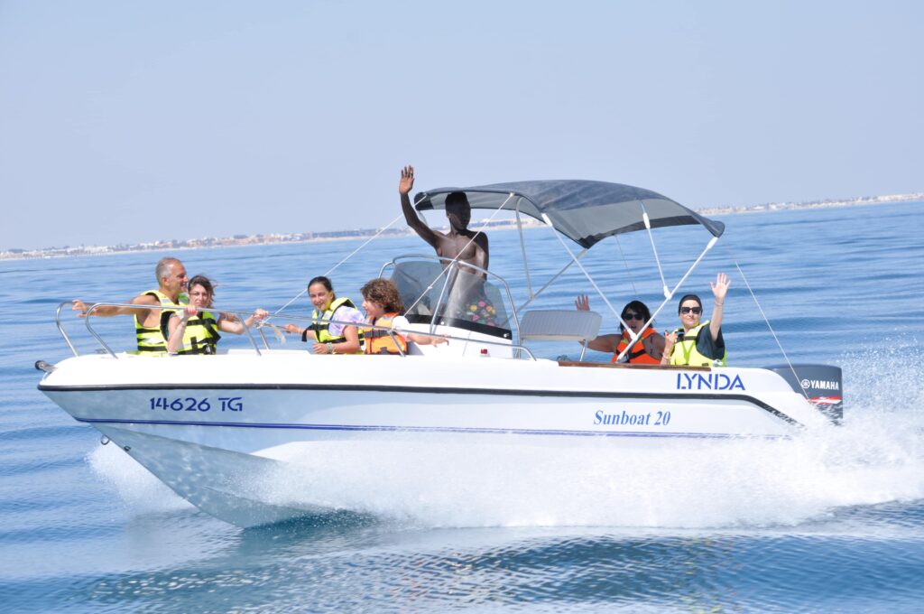 Famille de touristes entrain de s'amuser sur un bateau