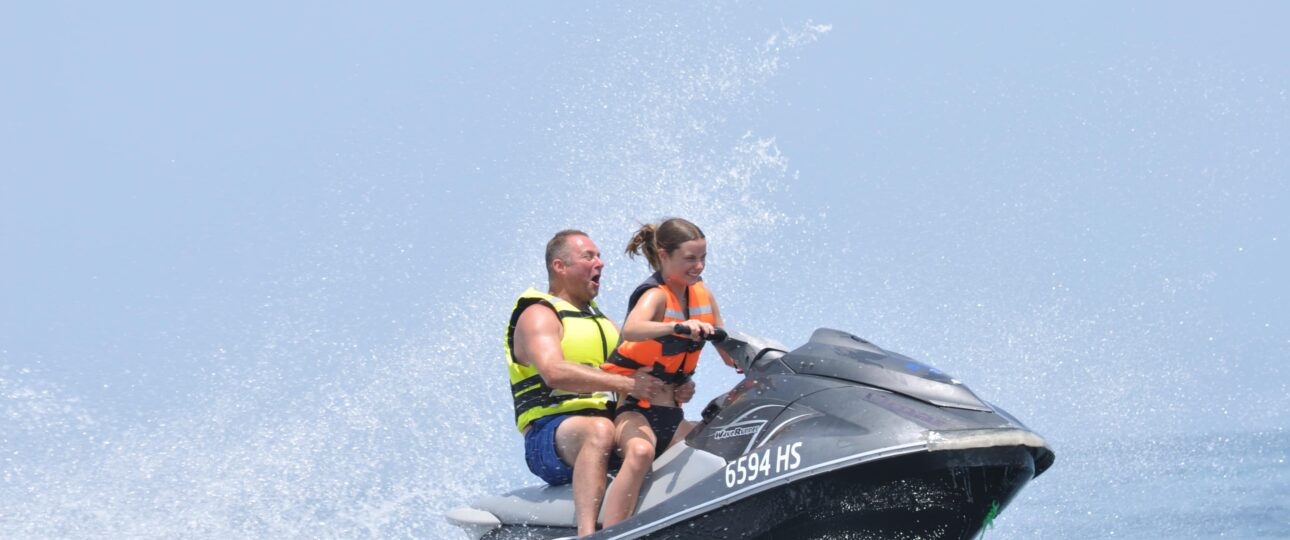 Famille de touristes s'amusant sur un jet ski au bord des plages de Djerba