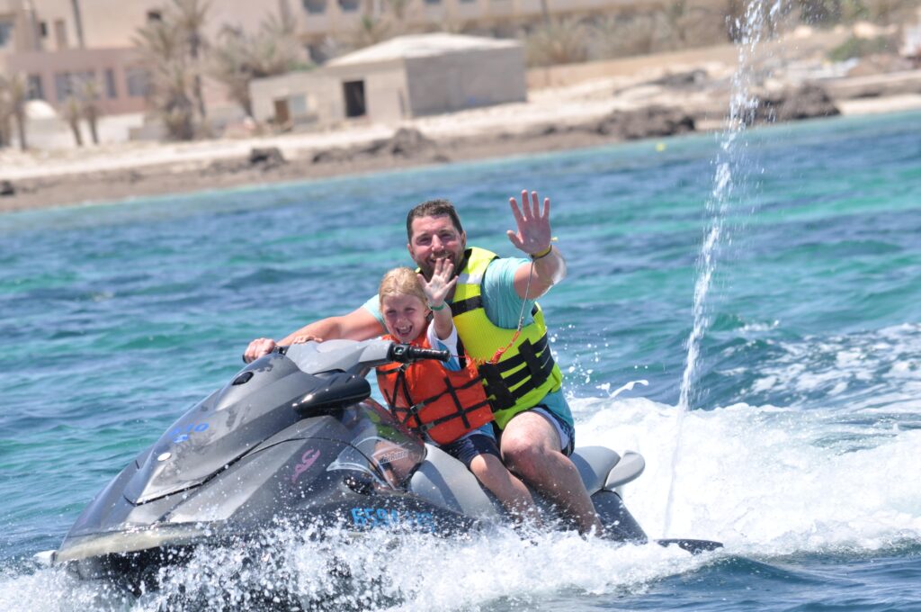 Famille de touristes s'amusant sur un jet ski au bord des plages de Djerba