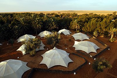 Campement de l'oasis de Ksar Ghilane dans le désert du sahara
